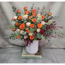 Florero de rosas naranja