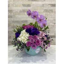 Arreglo de rosas , lisianthus y orquidea en base de ceramica