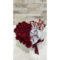 Corazón de rosas con chocolates