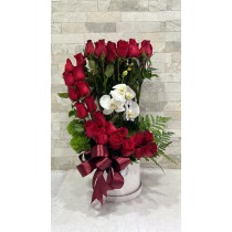 Orquídea con rosas